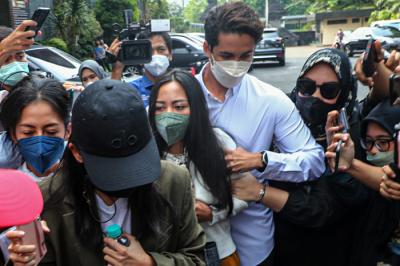 Selebgram Rachel Vennya saat tiba untuk menjalani pemeriksaan di Dirkrimum Polda Metro Jaya, Jakarta Selatan, Kamis (21/10/2021).