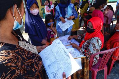 Warga melakukan vaksinasi di halaman Masjid Raya Jabal Nur, Makassar, Kamis (21/10/2021).