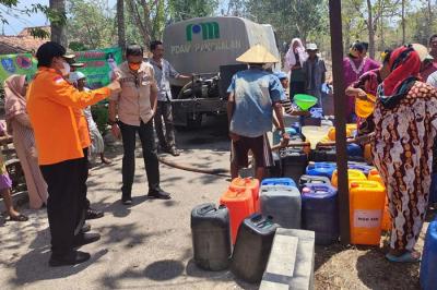 Penyaluran bantuan air bersih di Desa Kolla Kecamatan Modung, Kabupaten Bangkalan, Madura, Jawa Timur, Kamis (21/10/2021).