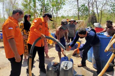 Penyaluran bantuan air bersih di Desa Kolla Kecamatan Modung, Kabupaten Bangkalan, Madura, Jawa Timur, Kamis (21/10/2021).