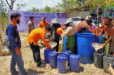 Penyaluran bantuan air bersih di Desa Kolla Kecamatan Modung, Kabupaten Bangkalan, Madura, Jawa Timur, Kamis (21/10/2021).