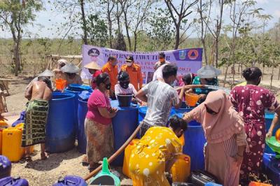 Penyaluran bantuan air bersih di Desa Kolla Kecamatan Modung, Kabupaten Bangkalan, Madura, Jawa Timur, Kamis (21/10/2021).