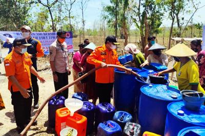 Penyaluran bantuan air bersih di Desa Kolla Kecamatan Modung, Kabupaten Bangkalan, Madura, Jawa Timur, Kamis (21/10/2021).