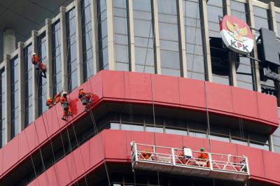 Pekerja membersihkan Gedung anti rasuah merah putih KPK Kuningan Jakarta, Jumat (22/10/2021).