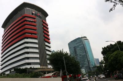 Pekerja membersihkan Gedung anti rasuah merah putih KPK Kuningan Jakarta, Jumat (22/10/2021).