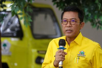 Ketua Umum Partai Golkar Airlangga Hartarto bersama jajaran elit Partai Golkar saat melaksanakan shalat Jumat di Jakarta, Jumat (22/10/2021).