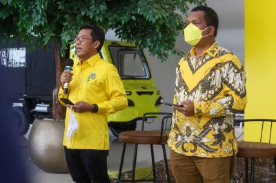 Ketua Umum Partai Golkar Airlangga Hartarto bersama jajaran elit Partai Golkar saat melaksanakan shalat Jumat di Jakarta, Jumat (22/10/2021).