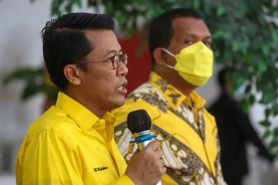 Ketua Umum Partai Golkar Airlangga Hartarto bersama jajaran elit Partai Golkar saat melaksanakan shalat Jumat di Jakarta, Jumat (22/10/2021).