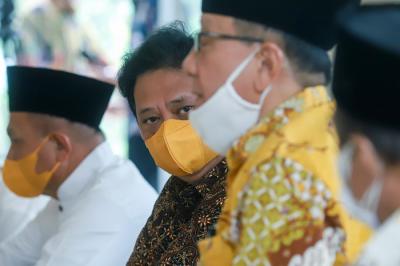 Ketua Umum Partai Golkar Airlangga Hartarto bersama jajaran elit Partai Golkar saat melaksanakan shalat Jumat di Jakarta, Jumat (22/10/2021).