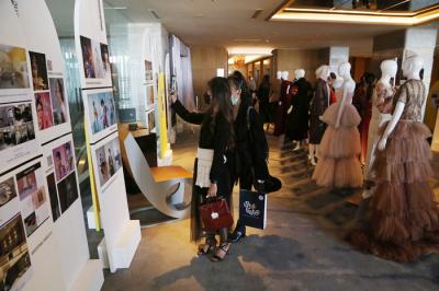 Model memperagakan busana karya siswa LaSalle College Surabaya dalam acara Hybrid Creative Show di Surabaya, Jawa Timur, Kamis (21/10/2021).