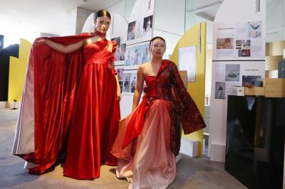 Model memperagakan busana karya siswa LaSalle College Surabaya dalam acara Hybrid Creative Show di Surabaya, Jawa Timur, Kamis (21/10/2021).