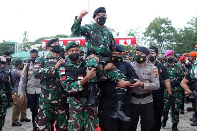Panglima TNI Marsekal TNI Hadi Tjahjanto memberikan pengarahan kepada Prajurit TNI dan Anggota Polri di Brigif Raider 20 / Ima Jaya Keramo, Timika Papua.