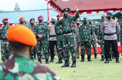 Panglima TNI Marsekal TNI Hadi Tjahjanto memberikan pengarahan kepada Prajurit TNI dan Anggota Polri di Brigif Raider 20 / Ima Jaya Keramo, Timika Papua.