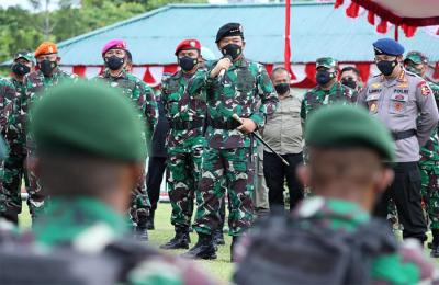 Panglima TNI Marsekal TNI Hadi Tjahjanto memberikan pengarahan kepada Prajurit TNI dan Anggota Polri di Brigif Raider 20 / Ima Jaya Keramo, Timika Papua.