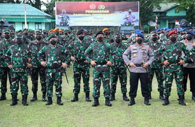 Panglima TNI Marsekal TNI Hadi Tjahjanto memberikan pengarahan kepada Prajurit TNI dan Anggota Polri di Brigif Raider 20 / Ima Jaya Keramo, Timika Papua.