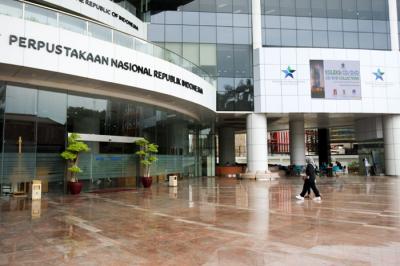 Antrian pengunjung melakukan scan barcode aplikasi PeduliLindungi sebelum masuk ke Perpusnas di Jakarta Pusat, Jumat (22/10/2021).