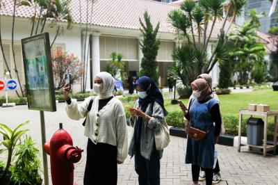 Antrian pengunjung melakukan scan barcode aplikasi PeduliLindungi sebelum masuk ke Perpusnas di Jakarta Pusat, Jumat (22/10/2021).