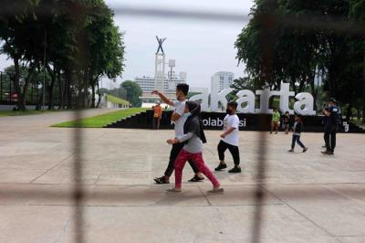 Warga saat mengunjungi Lapangan Banteng, Jakarta, Sabtu (23/10/2021).