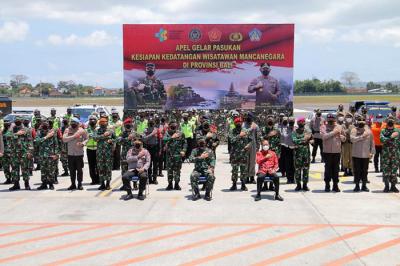 Panglima TNI Marsekal TNI Hadi Tjahjanto saat memimpin apel gelar Pasukan TNI-Polri jajaran Kodam IX/Udayana dan Polda Bali, Sabtu (23/10/2021).