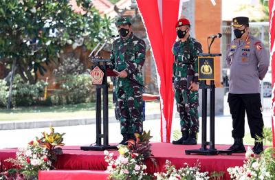Panglima TNI Marsekal TNI Hadi Tjahjanto saat memimpin apel gelar Pasukan TNI-Polri jajaran Kodam IX/Udayana dan Polda Bali, Sabtu (23/10/2021).