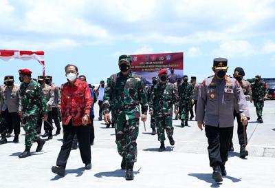 Panglima TNI Marsekal TNI Hadi Tjahjanto saat memimpin apel gelar Pasukan TNI-Polri jajaran Kodam IX/Udayana dan Polda Bali, Sabtu (23/10/2021).
