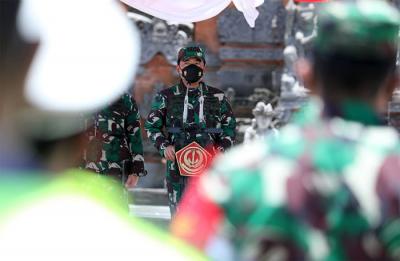 Panglima TNI Marsekal TNI Hadi Tjahjanto saat memimpin apel gelar Pasukan TNI-Polri jajaran Kodam IX/Udayana dan Polda Bali, Sabtu (23/10/2021).