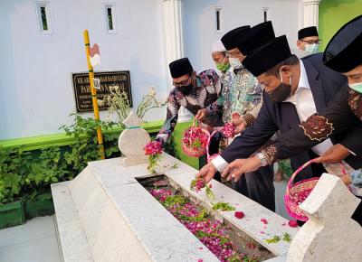 Dzurriyah atau keturunan pendiri Nahdlatul Ulama, KH Abdul Wahab Chasbullah meminta kesediaan KH Said Aqil Siroj untuk kembali memimpin PBNU.