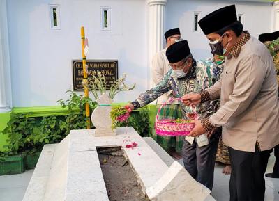 Dzurriyah atau keturunan pendiri Nahdlatul Ulama, KH Abdul Wahab Chasbullah meminta kesediaan KH Said Aqil Siroj untuk kembali memimpin PBNU.