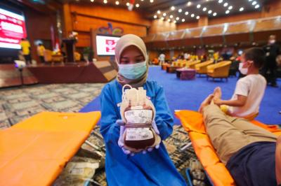 Peserta mengikuti donor darah di Balairung Soesilo Soedarman, Gedung Sapta Pesona Kemenparekraf RI, Jakarta, Minggu (24/10/2021).