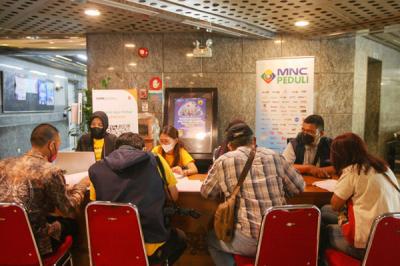 Peserta mengikuti donor darah di Balairung Soesilo Soedarman, Gedung Sapta Pesona Kemenparekraf RI, Jakarta, Minggu (24/10/2021).