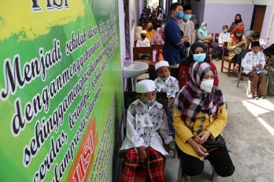 Khitanan Massal yang digelar BKRSFK bersama Puspas Unair, di Yayasan SDI Himmatun Ayat, Tegalsari, Surabaya, Minggu (24/10/2021).