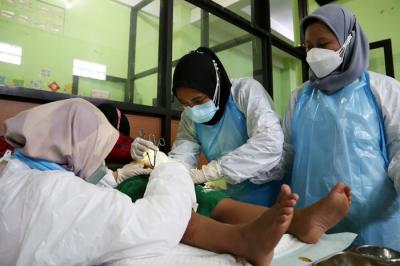 Khitanan Massal yang digelar BKRSFK bersama Puspas Unair, di Yayasan SDI Himmatun Ayat, Tegalsari, Surabaya, Minggu (24/10/2021).