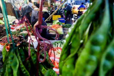 Suasana para pedagang kebutuhan pokok di pasar tradisional Pesing, Jakarta Barat, Senin (25/10/2021).