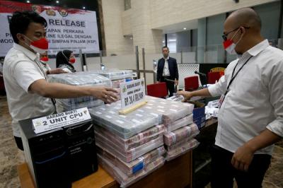 Rilis kasus pinjaman online ilegal di Bareskrim Mabes Polri, Jakarta, Senin (25/10/2021).