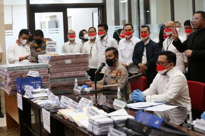 Rilis kasus pinjaman online ilegal di Bareskrim Mabes Polri, Jakarta, Senin (25/10/2021).