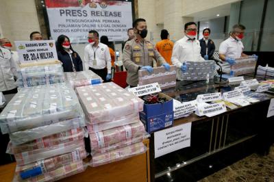 Rilis kasus pinjaman online ilegal di Bareskrim Mabes Polri, Jakarta, Senin (25/10/2021).
