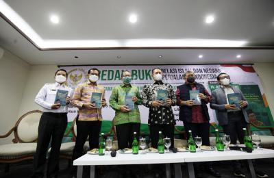Bedah buku dengan judul Catatan dari Senayan 2: Relasi Islam dan Negara, Perjalanan Indonesia karya Arsul Sani.
