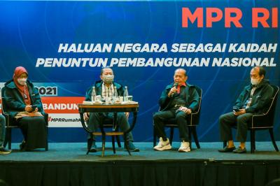 Diskusi bertemakan Haluan Negara sebagai kaidah penuntun pembangunan nasional di Bandung, Jawa Barat, Sabtu (23/10/2021).