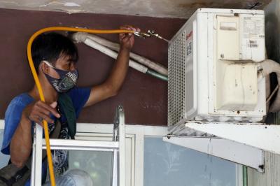 Teknisi membersihkan Air conditioner (AC) disalah satu rumah pelanggan di Surabaya, Jawa Timur, Senin (25/10/2021).