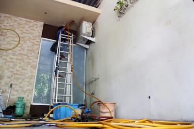Teknisi membersihkan Air conditioner (AC) disalah satu rumah pelanggan di Surabaya, Jawa Timur, Senin (25/10/2021).
