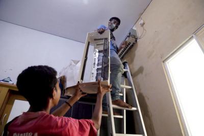 Teknisi membersihkan Air conditioner (AC) disalah satu rumah pelanggan di Surabaya, Jawa Timur, Senin (25/10/2021).