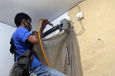 Teknisi membersihkan Air conditioner (AC) disalah satu rumah pelanggan di Surabaya, Jawa Timur, Senin (25/10/2021).