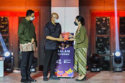 Gubernur Anies Baswedan saat memberikan sambutan dalam acara malam Apresiasi Jakpreneur Fest 2021, di Museum Bank Mandiri, Jakarta, Minggu (24/10/2021).