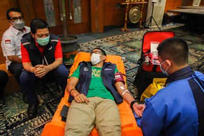 Menparekraf Sandiaga Salahudin Uno didampingi Ketua PMI DKI Jakarta Rustam Effendi saat mendonorkan darahnya di Jakarta, Minggu (24/10/2021).