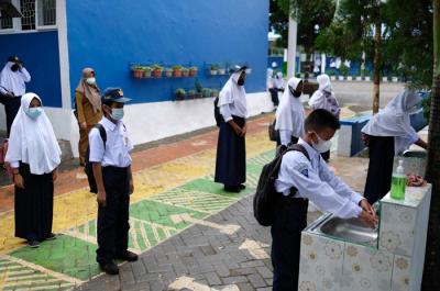 Sejumlah siswa siswi masuk belajar secara tatap muka di SMP Negeri 36 Makassar, Senin (25/10/2021).