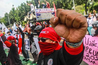 Ratusan buruh yang tergabung dalam FSPMI melakukan aksi unjuk rasa didepan Gedung Balai Kota, Jakarta, Selasa (26/10/2021).