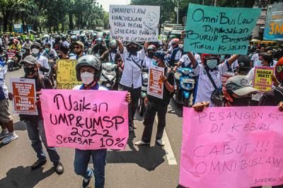 Ratusan buruh yang tergabung dalam FSPMI melakukan aksi unjuk rasa didepan Gedung Balai Kota, Jakarta, Selasa (26/10/2021).