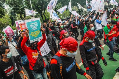 Ratusan buruh yang tergabung dalam FSPMI melakukan aksi unjuk rasa didepan Gedung Balai Kota, Jakarta, Selasa (26/10/2021).