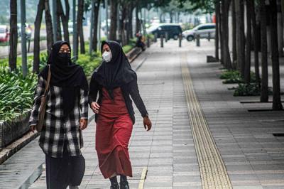 Warga melakukan aktivitas saat PPKM Level 2 di Jakarta, Senin (25/10/2021).