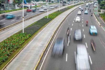 Warga melakukan aktivitas saat PPKM Level 2 di Jakarta, Senin (25/10/2021).